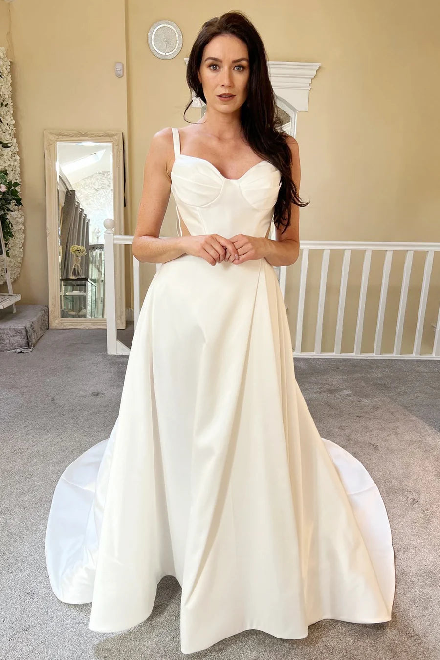 Vestido de novia de corte en A con escote en forma de corazón y cola recortada con abertura